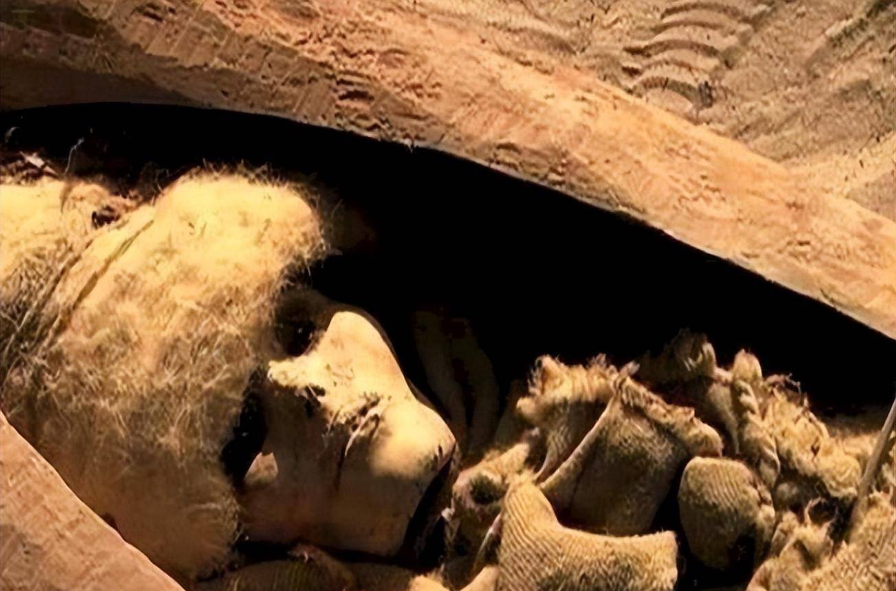 1998年楼兰盗墓案:墓内惊现彩棺,被盗墓贼拆成12块运走倒卖国外