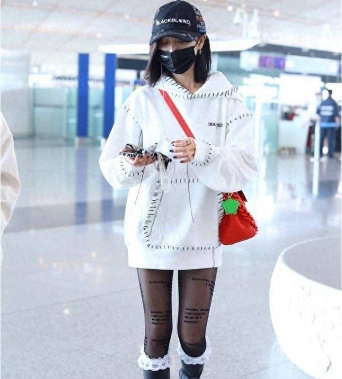 吴宣仪展现另一面,黑色字母丝袜搭配纸上衣,女人味十足!