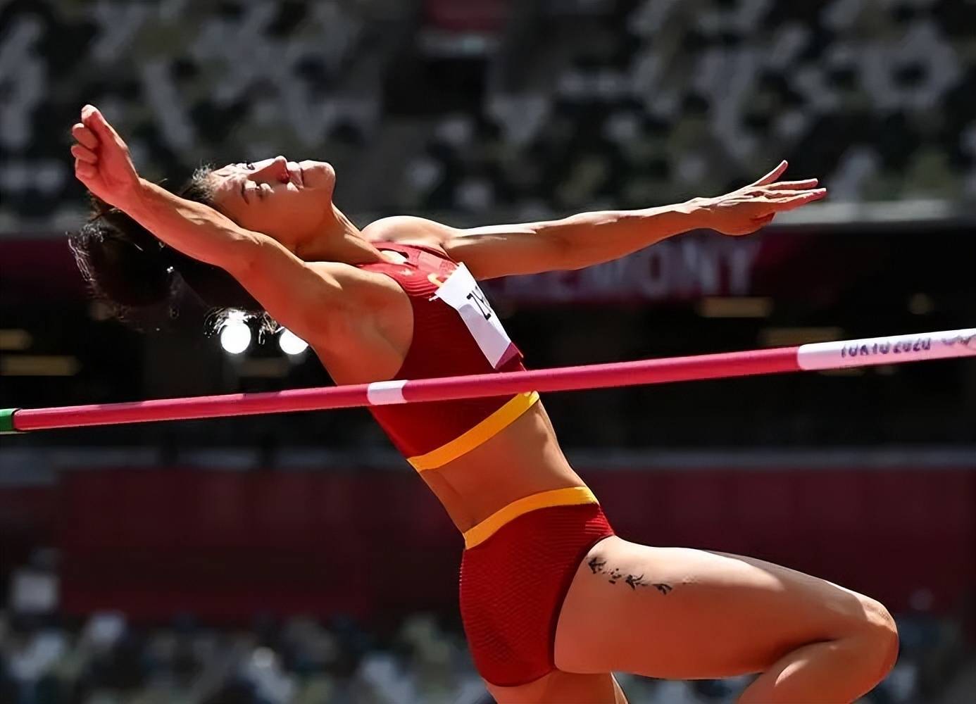 郑妮娜力:中国首位田径归化选手,矫健的身姿,清秀英气的面庞