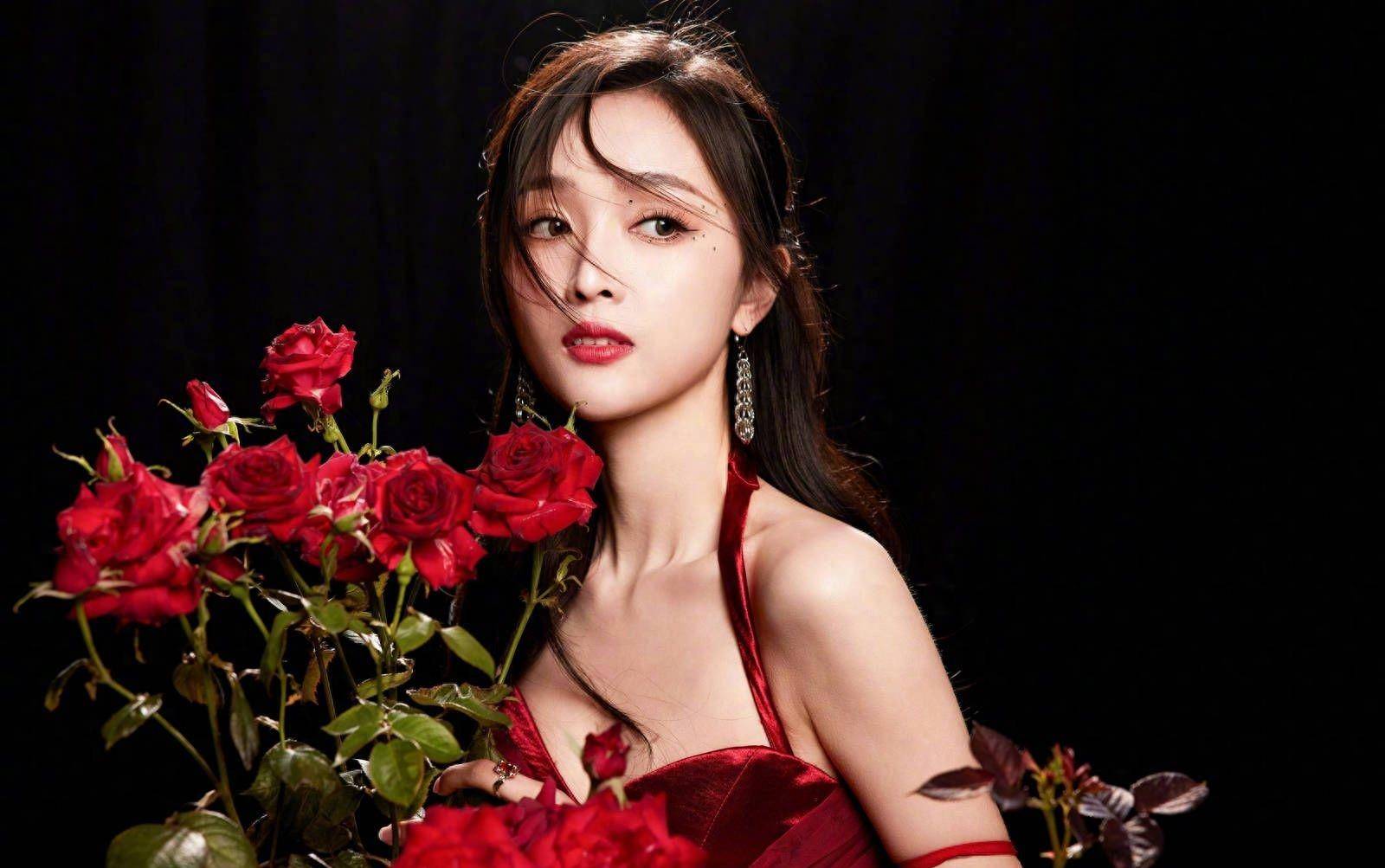 吴宣仪红裙搭配碎钻妆,酷炫又漂亮,粉红色礼服勾勒出曼妙身材_照片