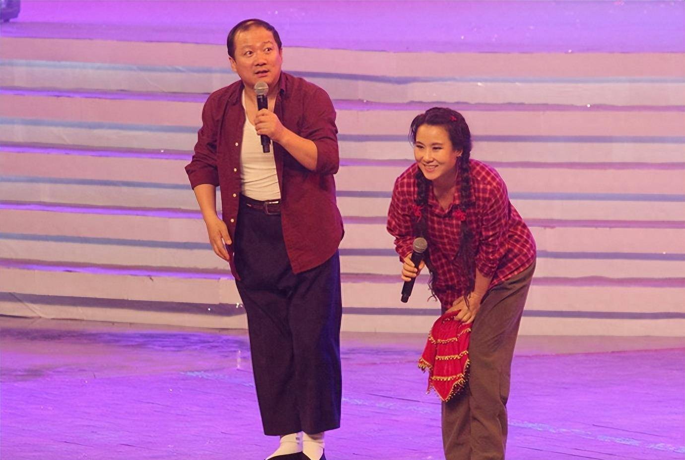 唐鉴军:凭《乡村爱情》走红,和不孕妻子恩爱,今有俩娃幸福美满_王小华