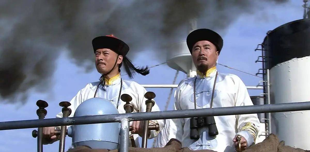 军舰过时,炮弹不够,缺乏战术上的准备,北洋水师损失惨重,光绪帝降罪于