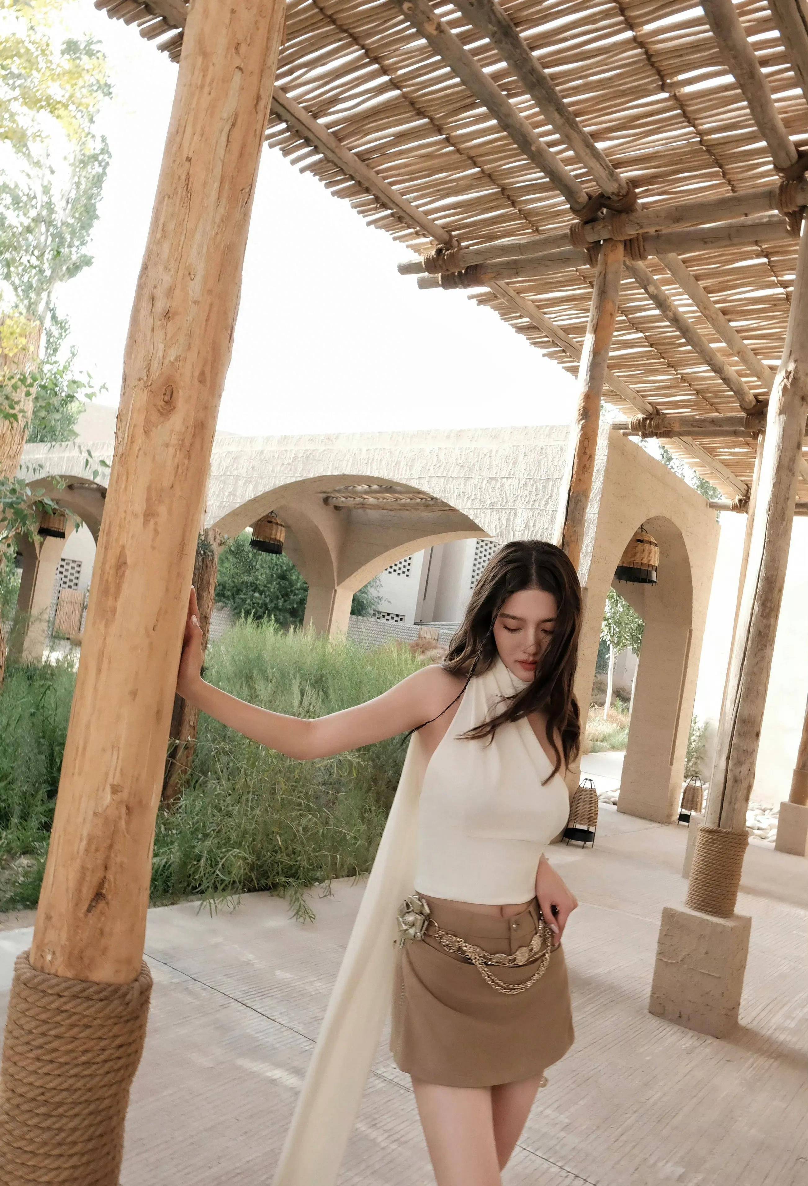 吴千语一身白,性格丰富又美丽,白色挂脖裙结合短裙,他就是美少女战士