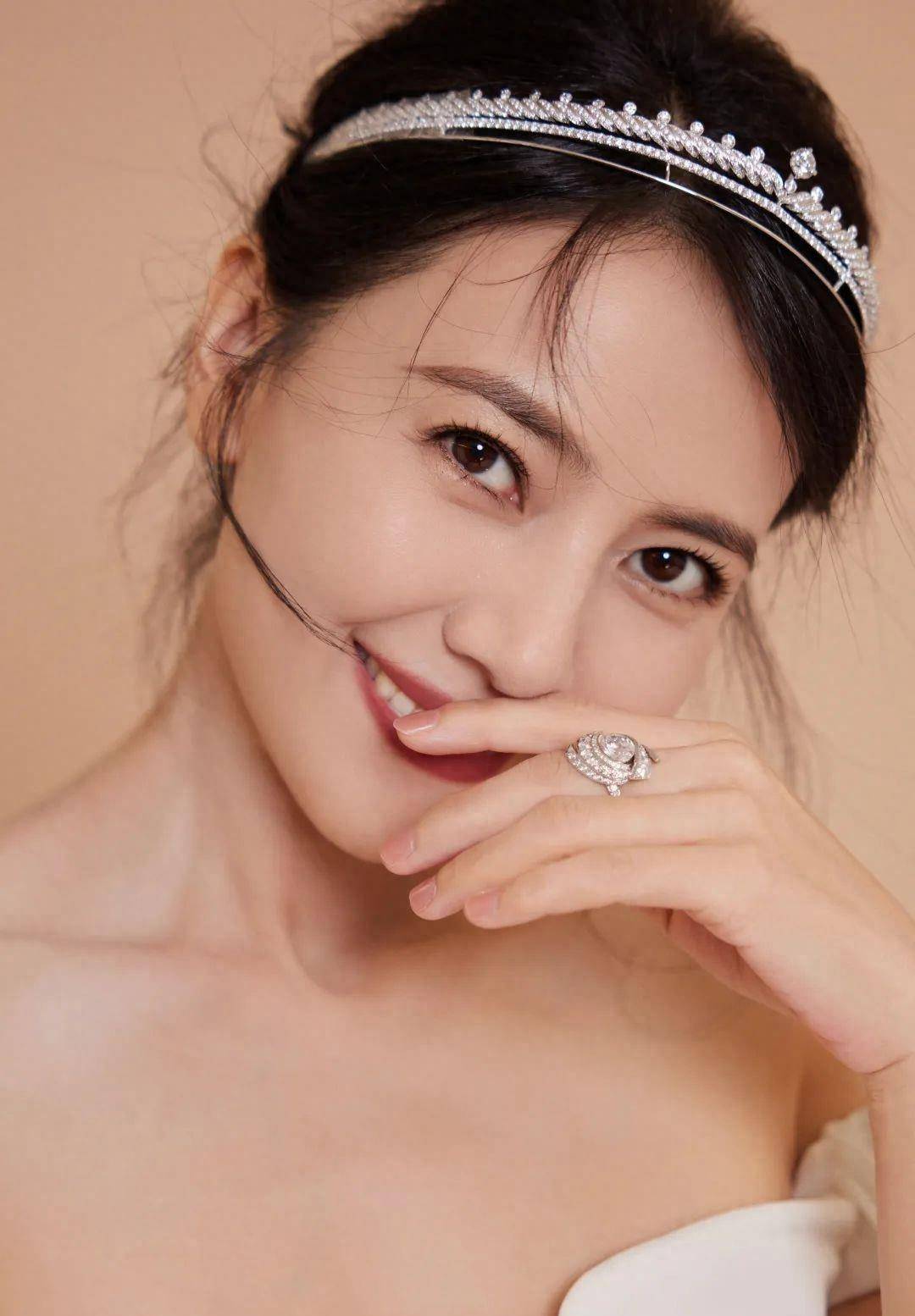 高圆圆性感美图露肩深v白裙,女神般典雅惊艳,营造冠冕绮梦_皇冠_品牌