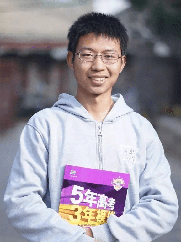 他是山西高考状元,从小就是神童,最终选择了北大光华管理学院_鲍嘉辉