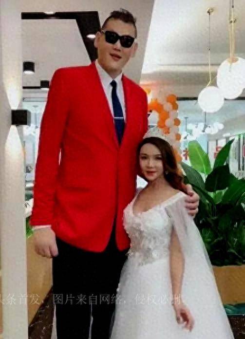 "最美潘金莲"龚玥菲,两任男友一个侏儒一个巨人_巩跃菲_质疑_生活
