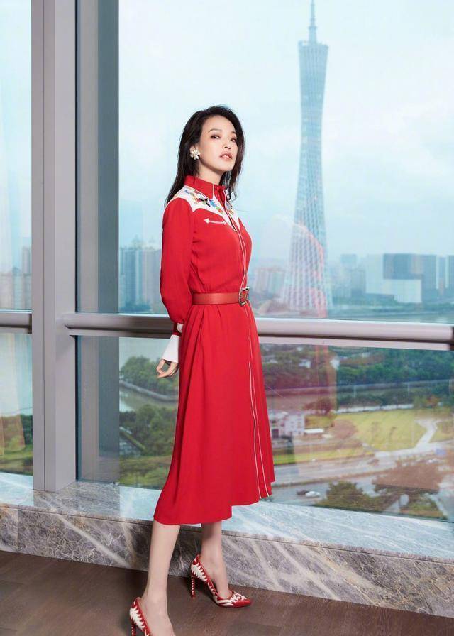 舒淇冯德伦罕见秀恩爱,穿牛仔外套配纱裙像少女,老公满眼都是爱_颜色