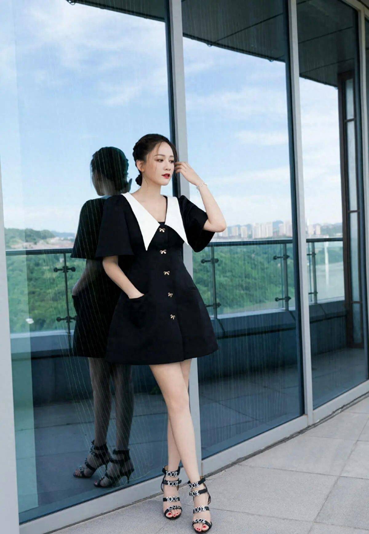 陈乔恩的身材被低估了,穿银白色低胸裙秀出傲人身材,太迷人!