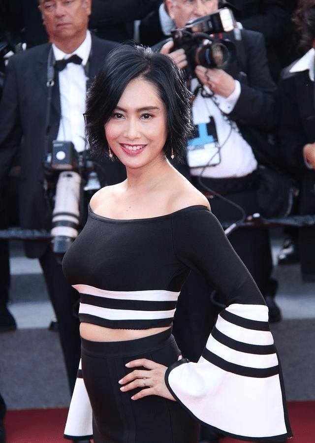 朱茵真的老了,硬穿小号露脐衣配紧身包臀裙,勒出小肚子太尴尬了_版型