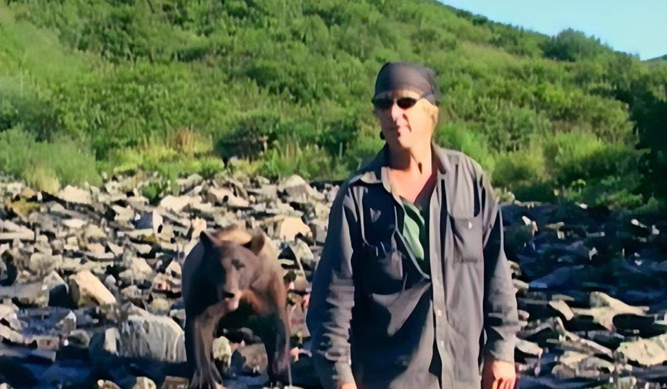 美国护熊奇人提摩西:和女友护熊13年,夜宿保护区时,双双被熊吃_灰熊