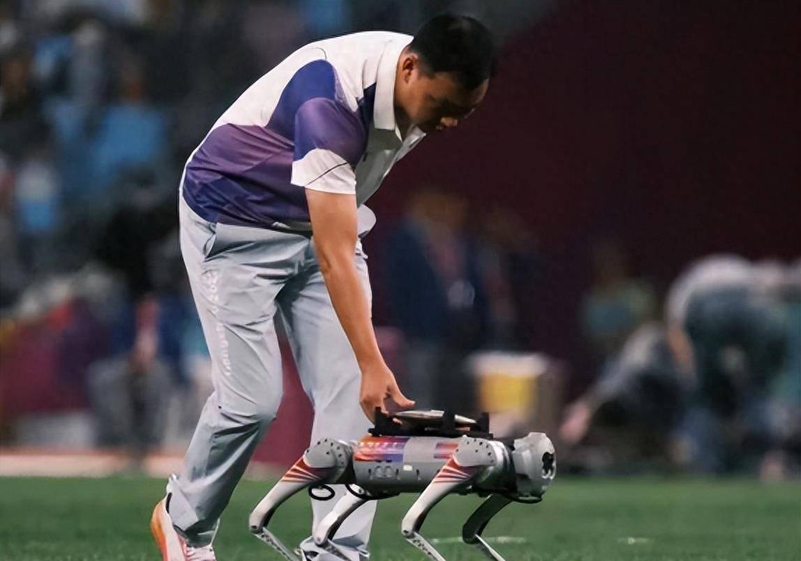 我们展现强大科技:电子狗惊艳亮相亚运会,狂奔捡铁饼_赛场_田径_世界