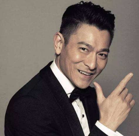 而黄日华后期也是接到了《天龙八部》,靠着"乔峰"一角色直接在内地爆