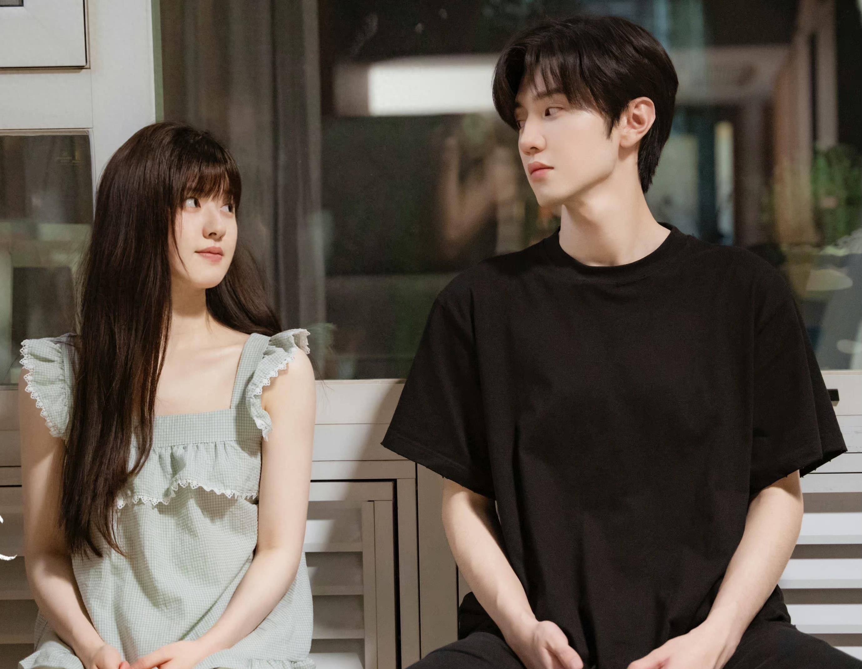 《偷偷藏不住》少女穿搭来了,赵露思版童趣甜美又可爱_桑植_白色_青春