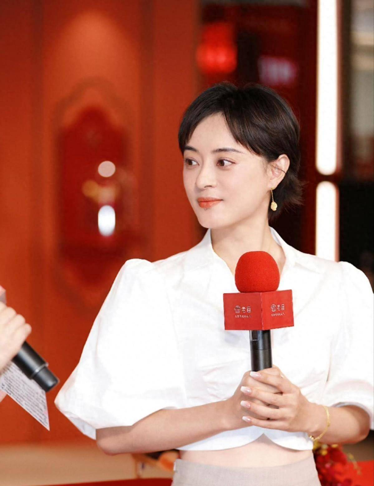 随着身份和年龄的变化,孙俪在出席活动时似乎更加注重风格和整体效果