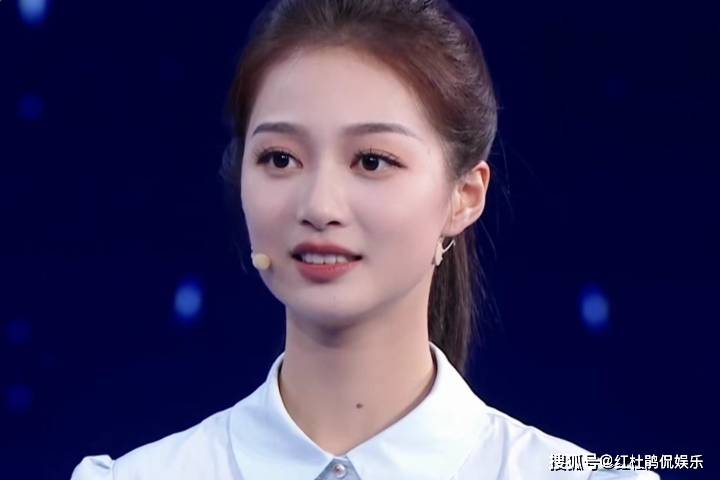 央视2023主持人大赛首场,冯琳第一有争议,沈倩淘汰不冤,点评嘉宾没亮点_选手_孔皓_专业