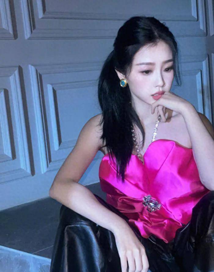 虞书欣身穿粉色露背吊带腰带惊艳亮相,颜值爆表!粉丝们都为之疯狂!