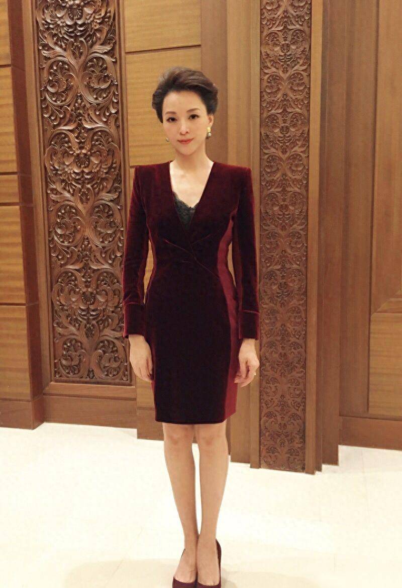 董卿线上公开露面,美颜后五官变化大彻底认不出,跟素颜判若两人_气质