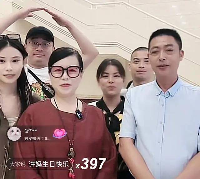 许敏儿媳田静回老家开播带货,老公郭威现身喂狗,直播人气反差大_九江