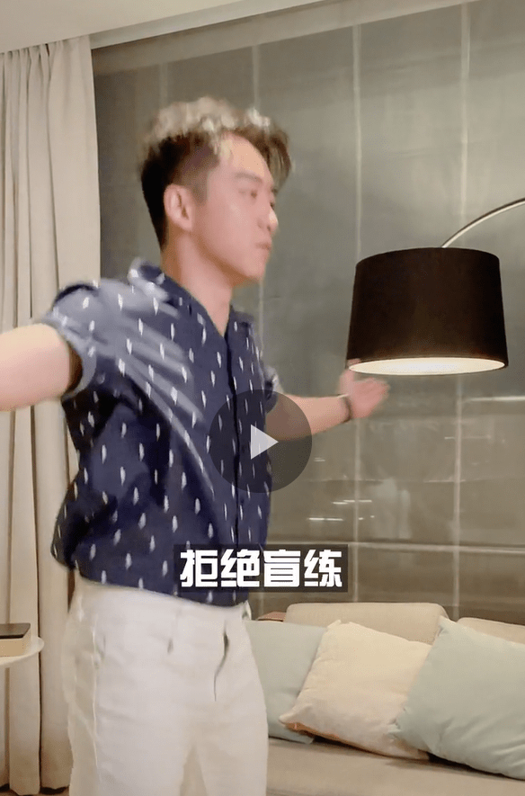 身材管理太强!郑恺俩月瘦40斤,马思纯瘦出尖下巴,不见臃肿模样