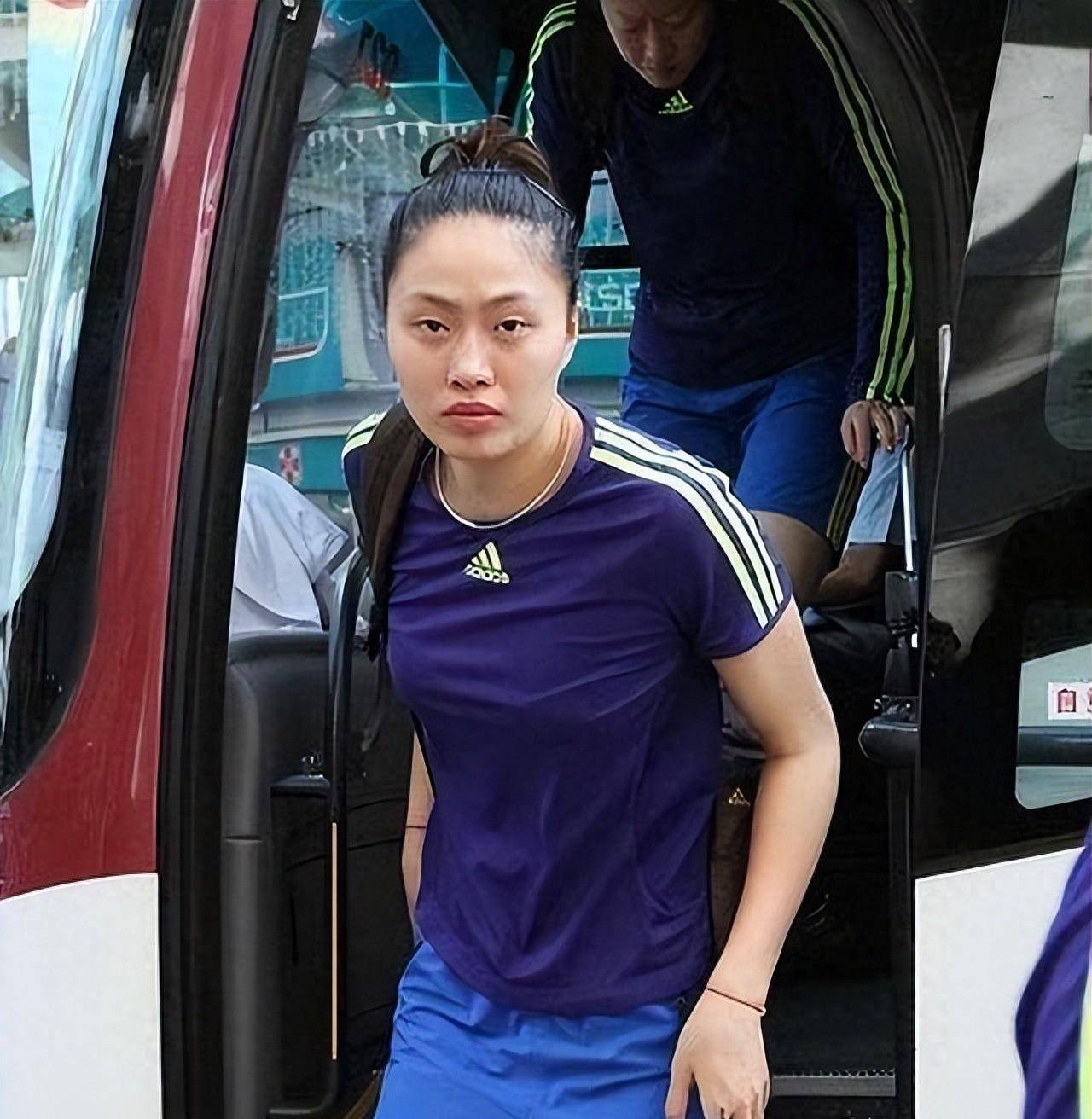 马蕴雯:曾是郎平徒弟,嫁大16岁国外人后高调炫富,穿时尚滑雪_训练