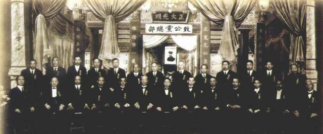 保镖:功夫一流,由洪门致公堂专门委派,月薪60元_加拿大_谢秋_保皇派