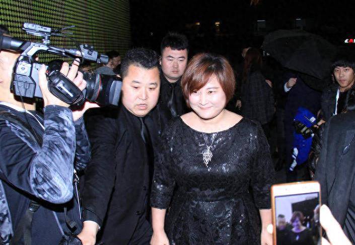 贾玲减肥成功:做一个爱美的女人!她和孙集斌站在一起,有夫妻相
