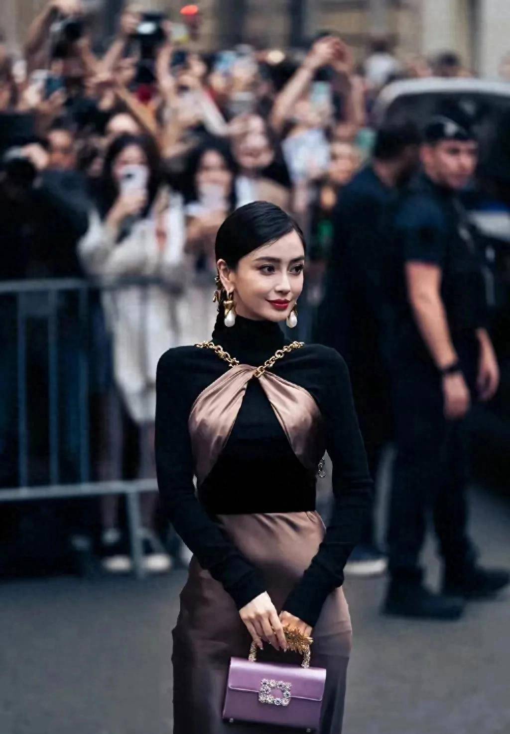 angelababy巴黎时装周金链真丝连衣裙尽显美丽_青春_裙子_风格