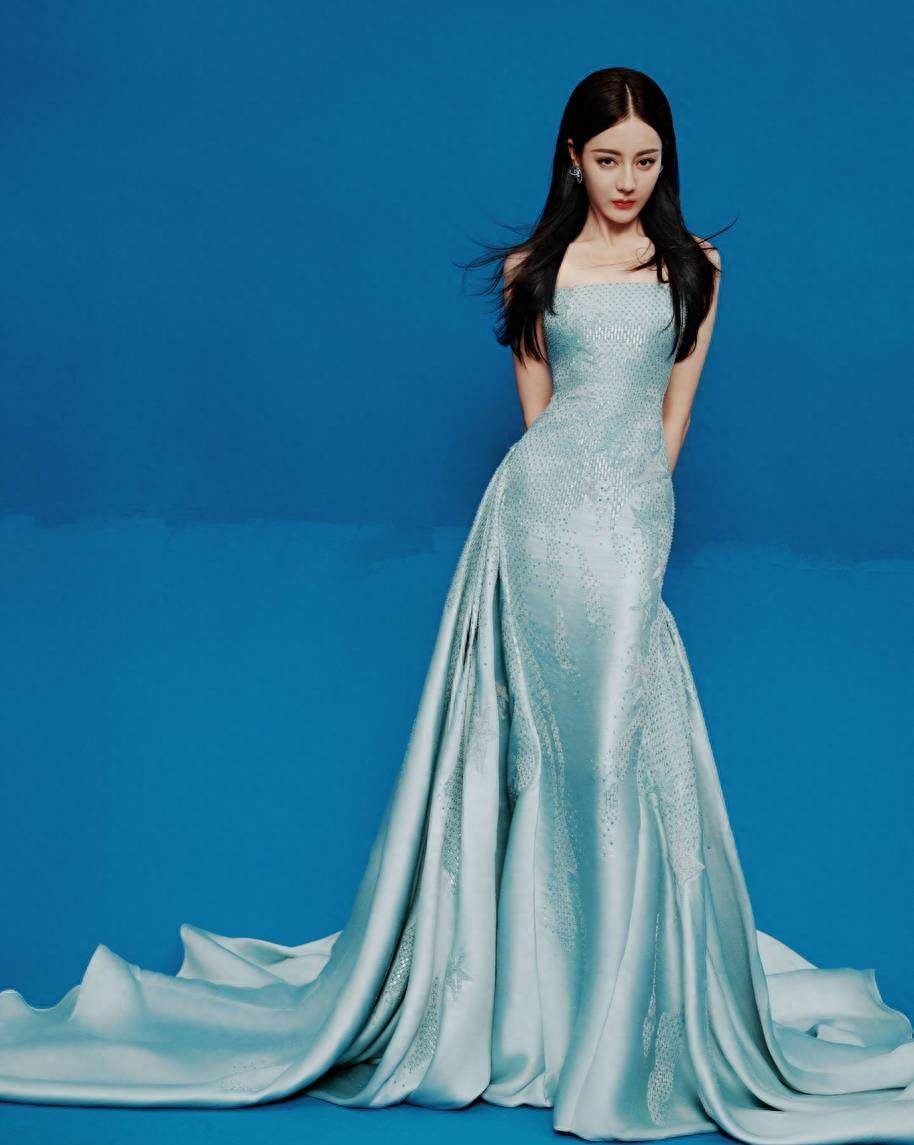 《迪丽热巴的蓝色美人鱼造型:优雅与魅力的完美展现》