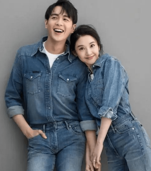唐艺昕与父母带1岁女儿出游,身材纤细不像娃妈,身旁不见张若昀_穿着