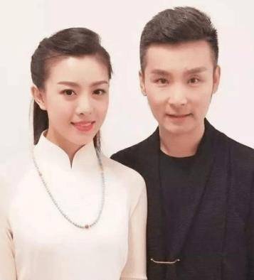43岁刘和刚妻子背景图片