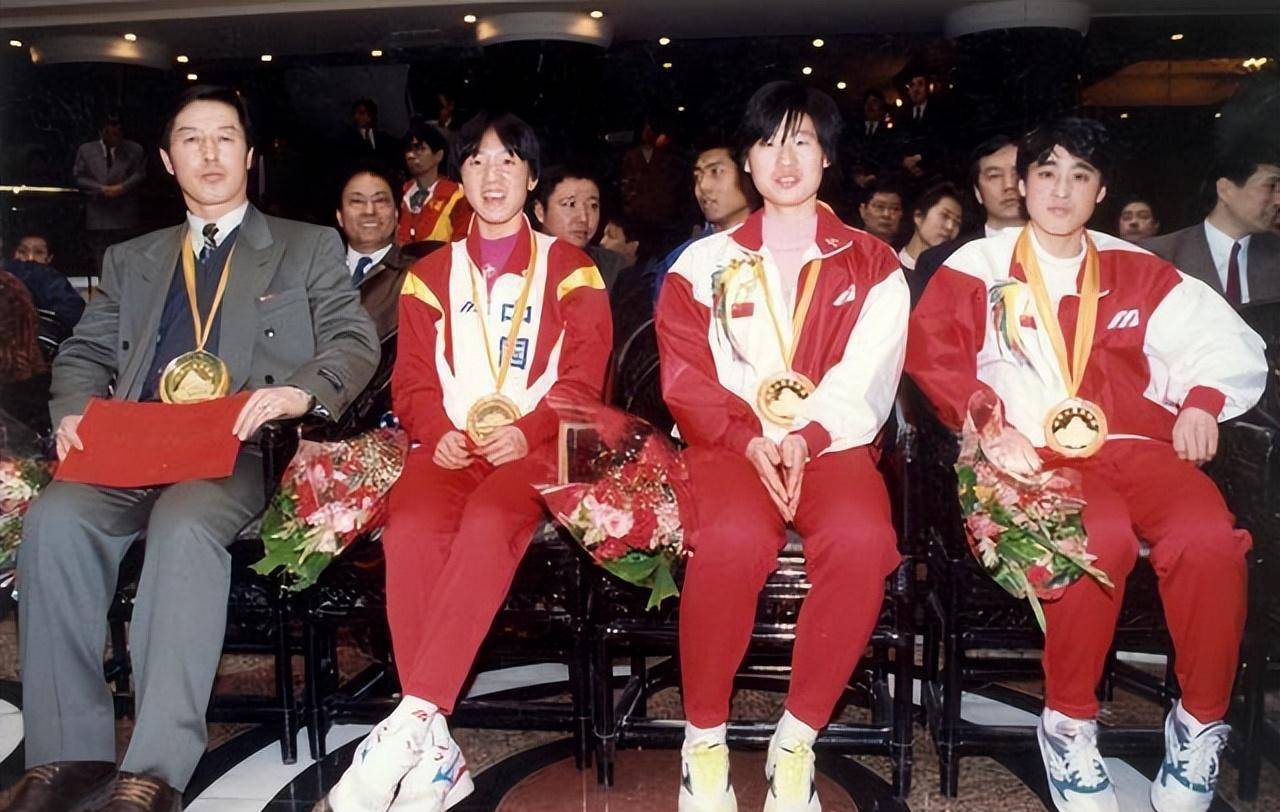 世界田径锦标赛上,马家军再一次拿下三枚金牌,并打破了女子一千五百米