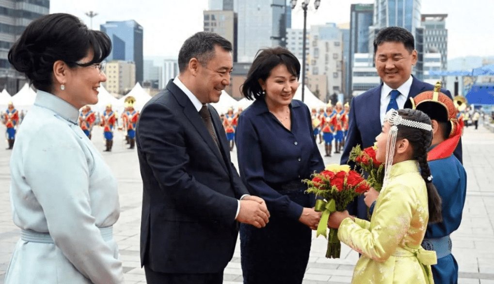 蒙古国第一夫人访法国!