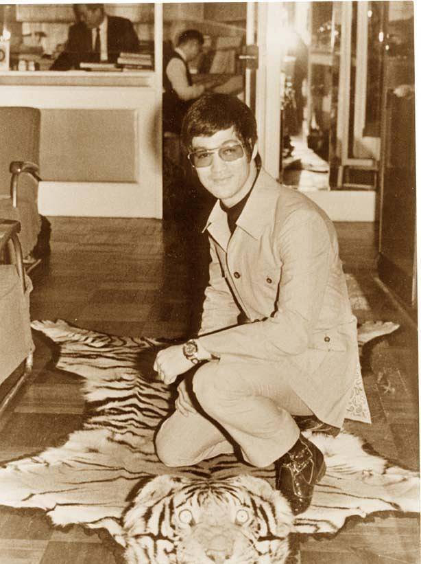 李小龙珍贵生活照:和儿子合影令人心酸,图9女子透露猝死全过程_李国豪