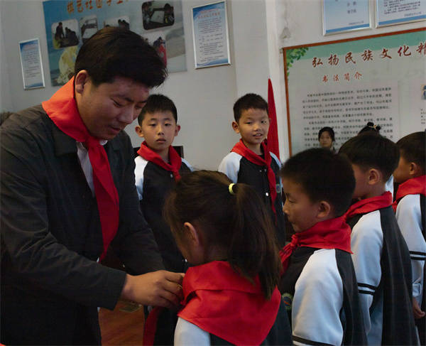盱眙县桂五镇中心小学举行"传承红色基因 争做五好少年"新队员入队
