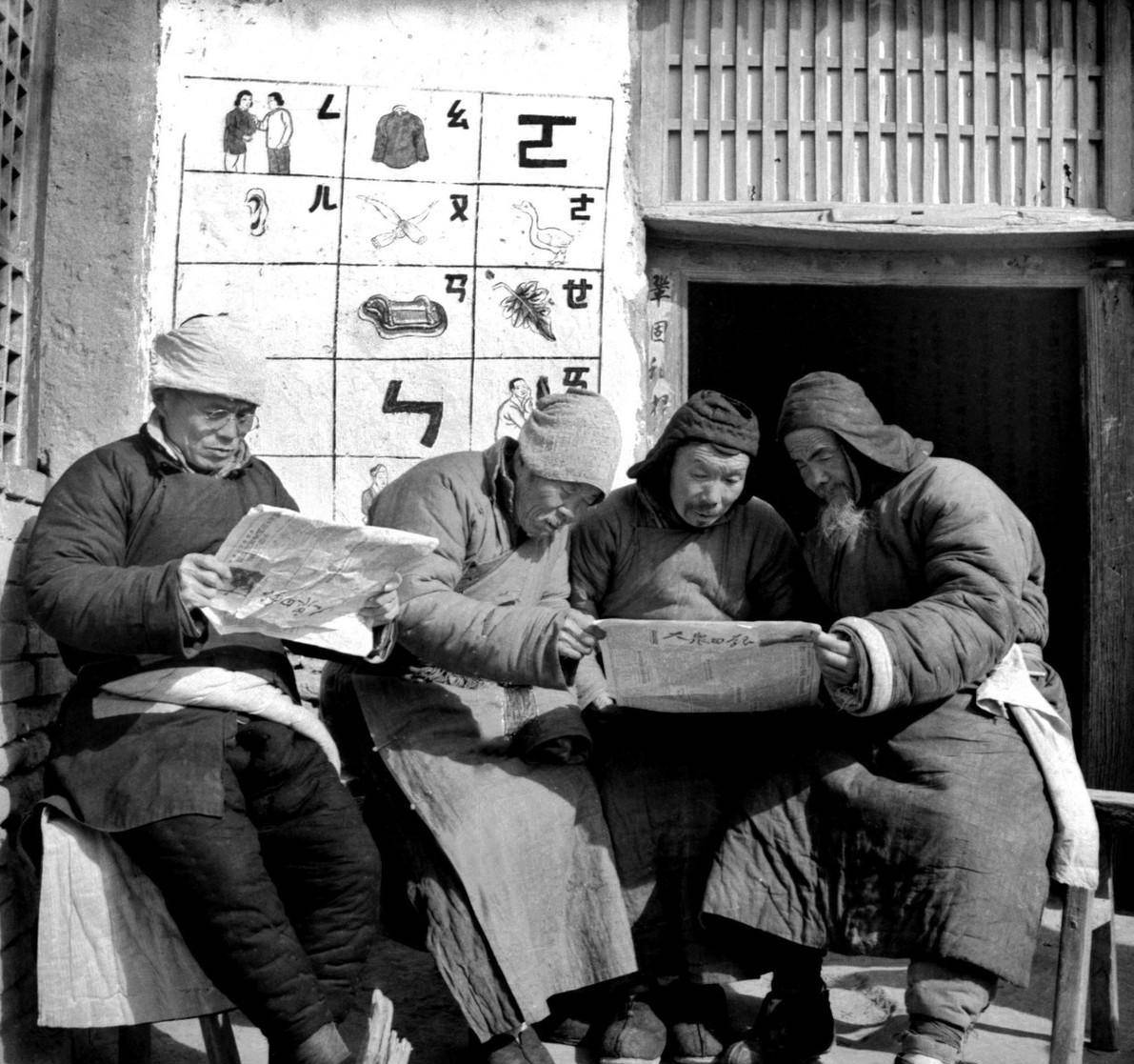 上海的农民劳动时,不忘在田间地角学习文化.