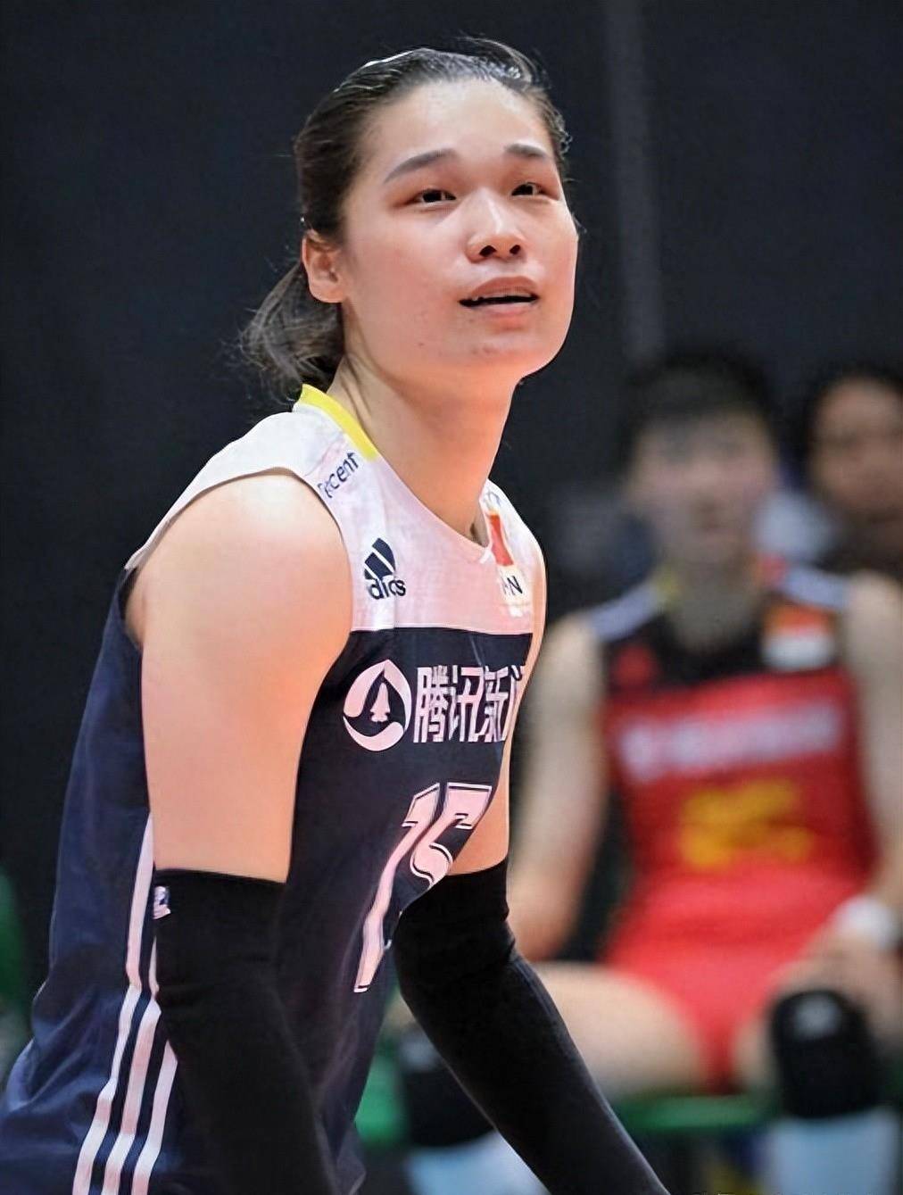 原创女排最佳自由人林莉实力出色却巅峰期退役之后一个月成副教授