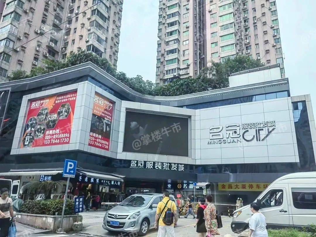 周边商业比较多,像是万科里,燕汇广场,富力海珠城,广百新一城都在周边