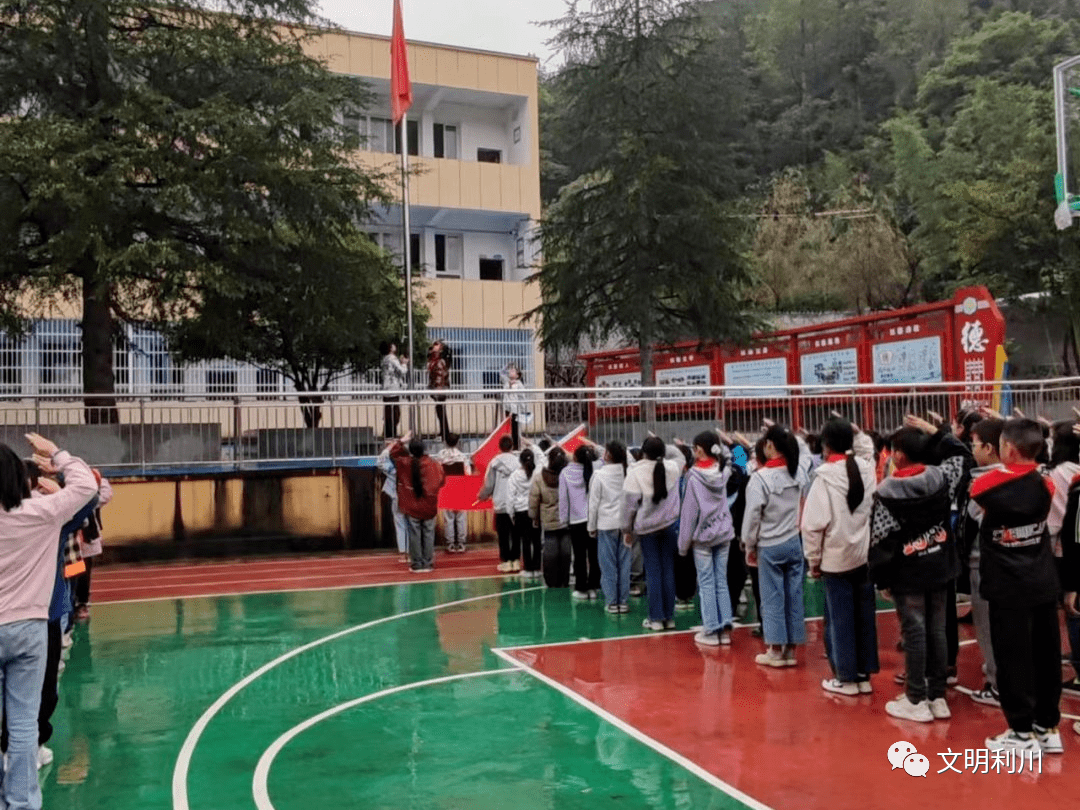 增强少先队员的光荣感和责任感,利川市东城街道办事处杨柳小学少先队