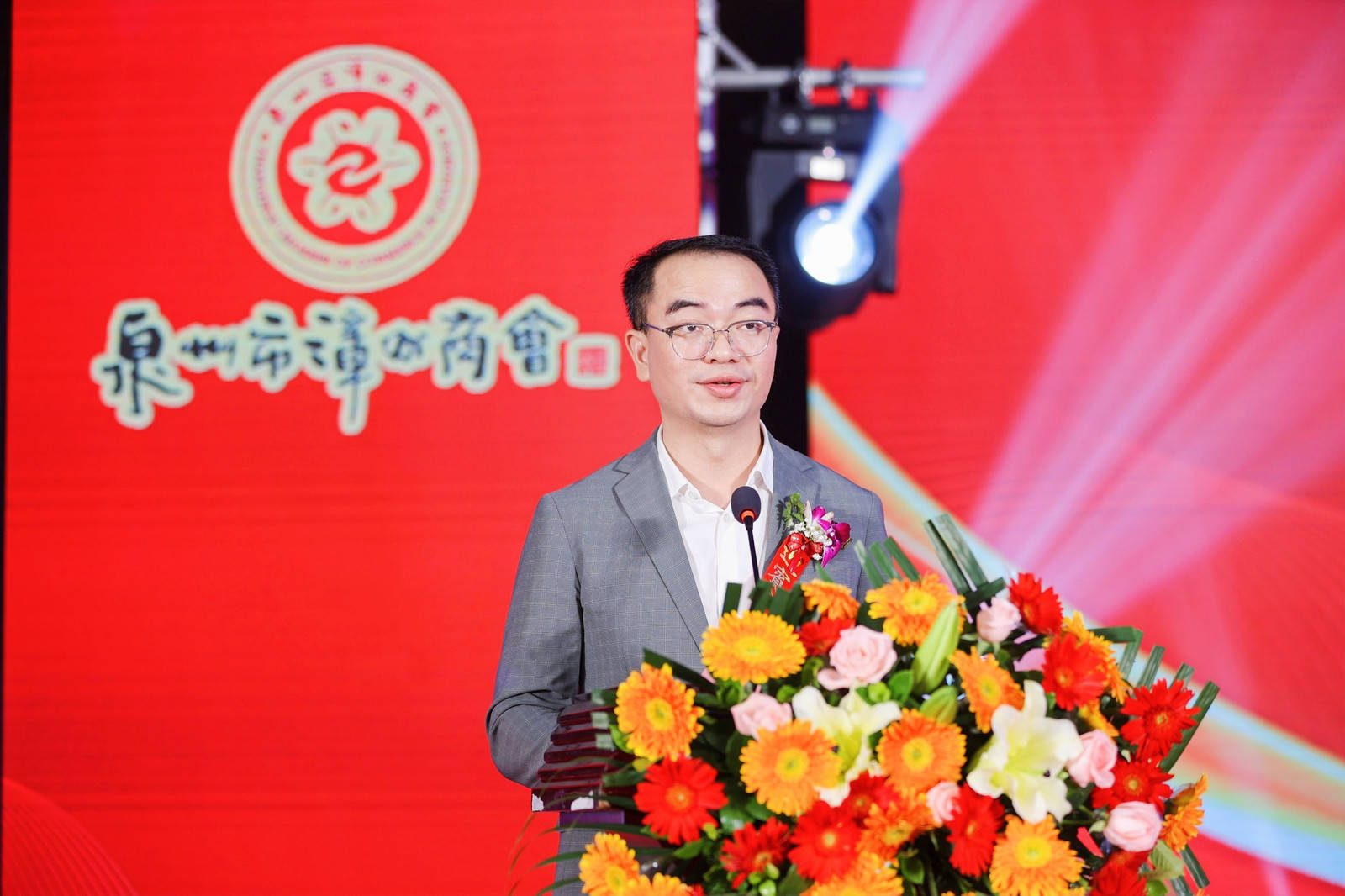 泉州市漳州商会会长王双奇对名誉会长吴兆熊十年如一日的支持与贡献