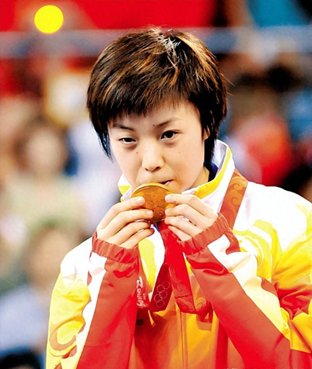 张怡宁无疑是一位实力非常强大的选手,而伊藤美诚也是国外年轻一代中