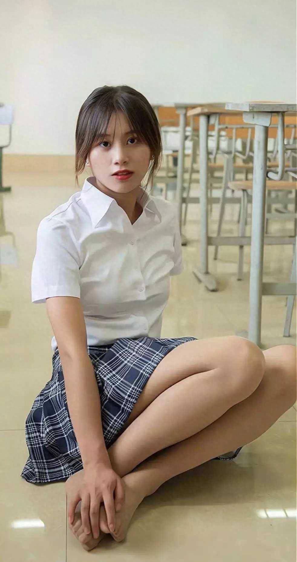 搭配肉色丝袜:穿出青春活力优雅的秘诀