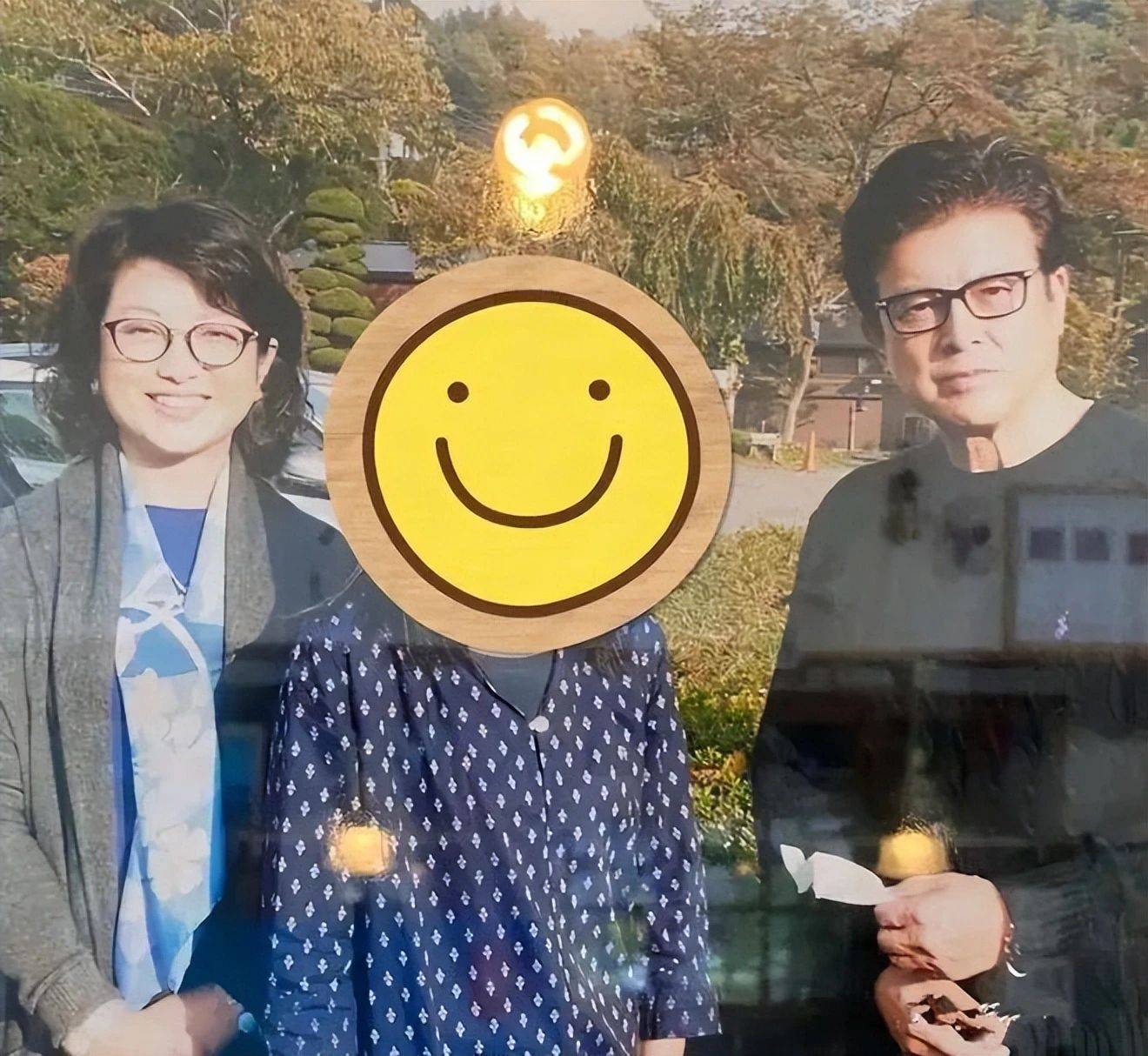 山口百惠老了慈祥端庄,胖了还有气质,三浦友和一头白发仍帅气!