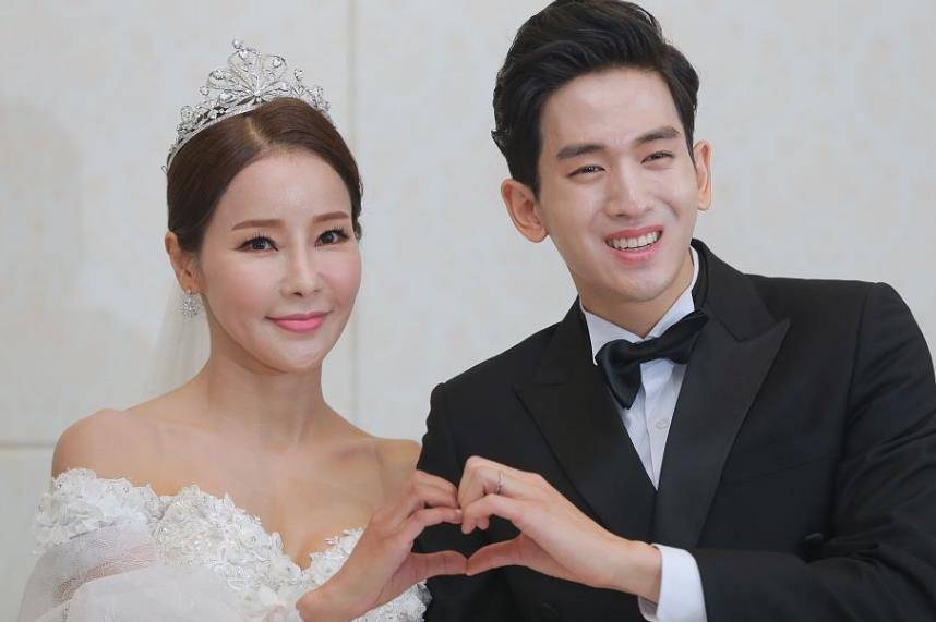 她和咸素媛一样,嫁给了比她小17岁的小鲜肉,她和男友都是明星,两个人