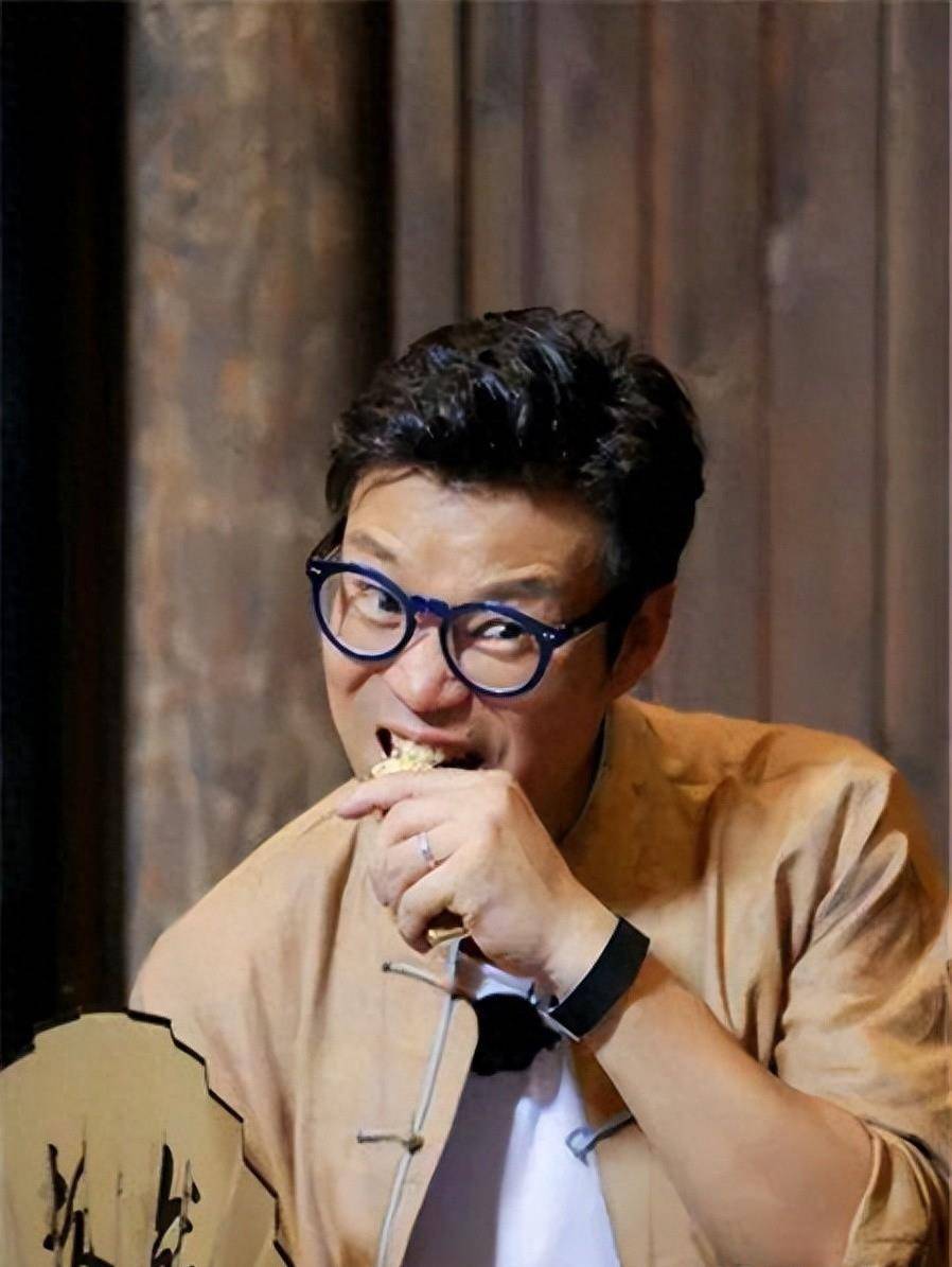 王迅近况,分手发妻娶小三,王依梓长得清纯可爱,比前妻漂亮不少_魏臻