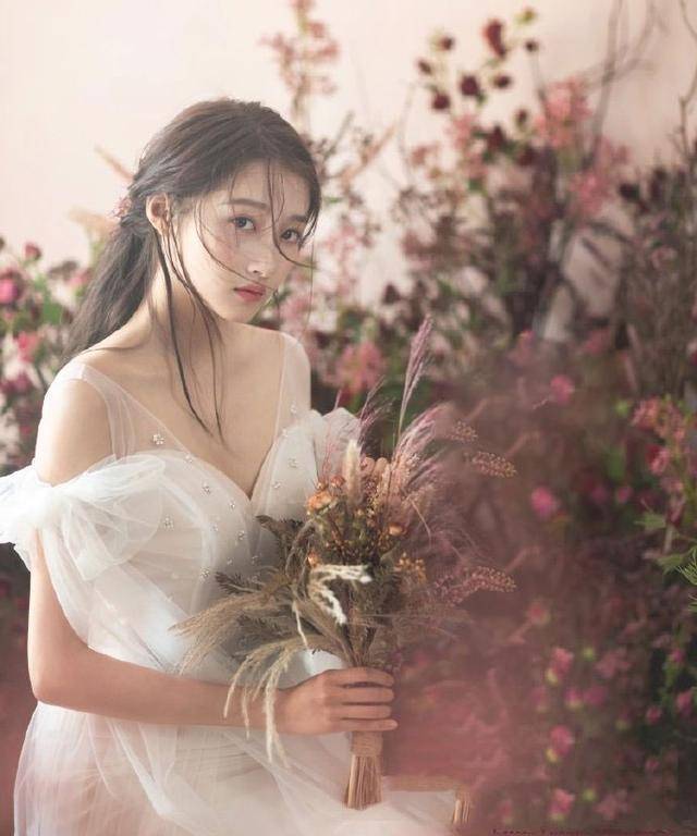 关晓彤白色婚纱服出镜,网友说鹿晗眼光太好了,老婆真是美若天仙_女孩