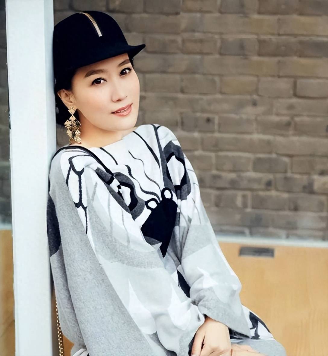 12次登上春晚,6次献唱奥运,嫁给院士邓中翰的谭晶怎样了?