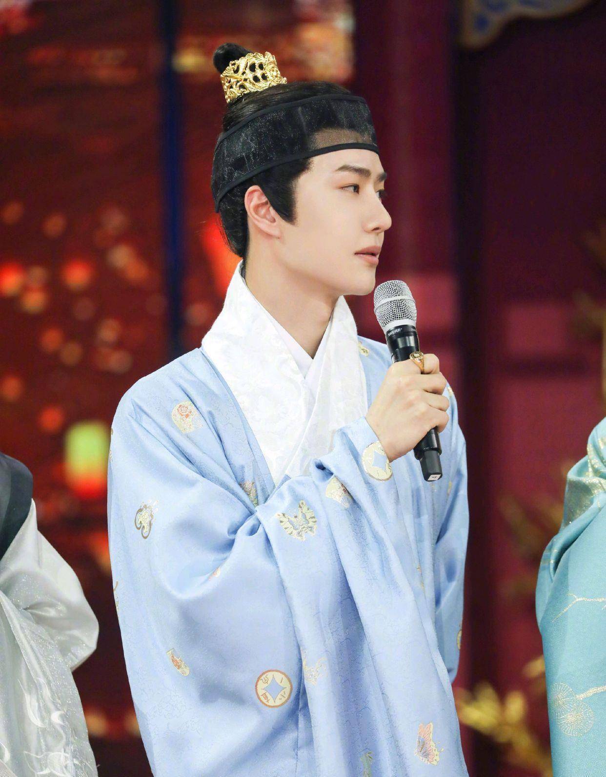 我们看到穿着明制汉服的王一博,立马回到了一种古代书生的角色造型当