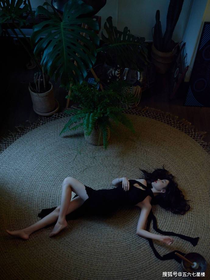 时尚女神张天爱:高开叉抹胸裙展露性感魅力,美腿迷人动人!