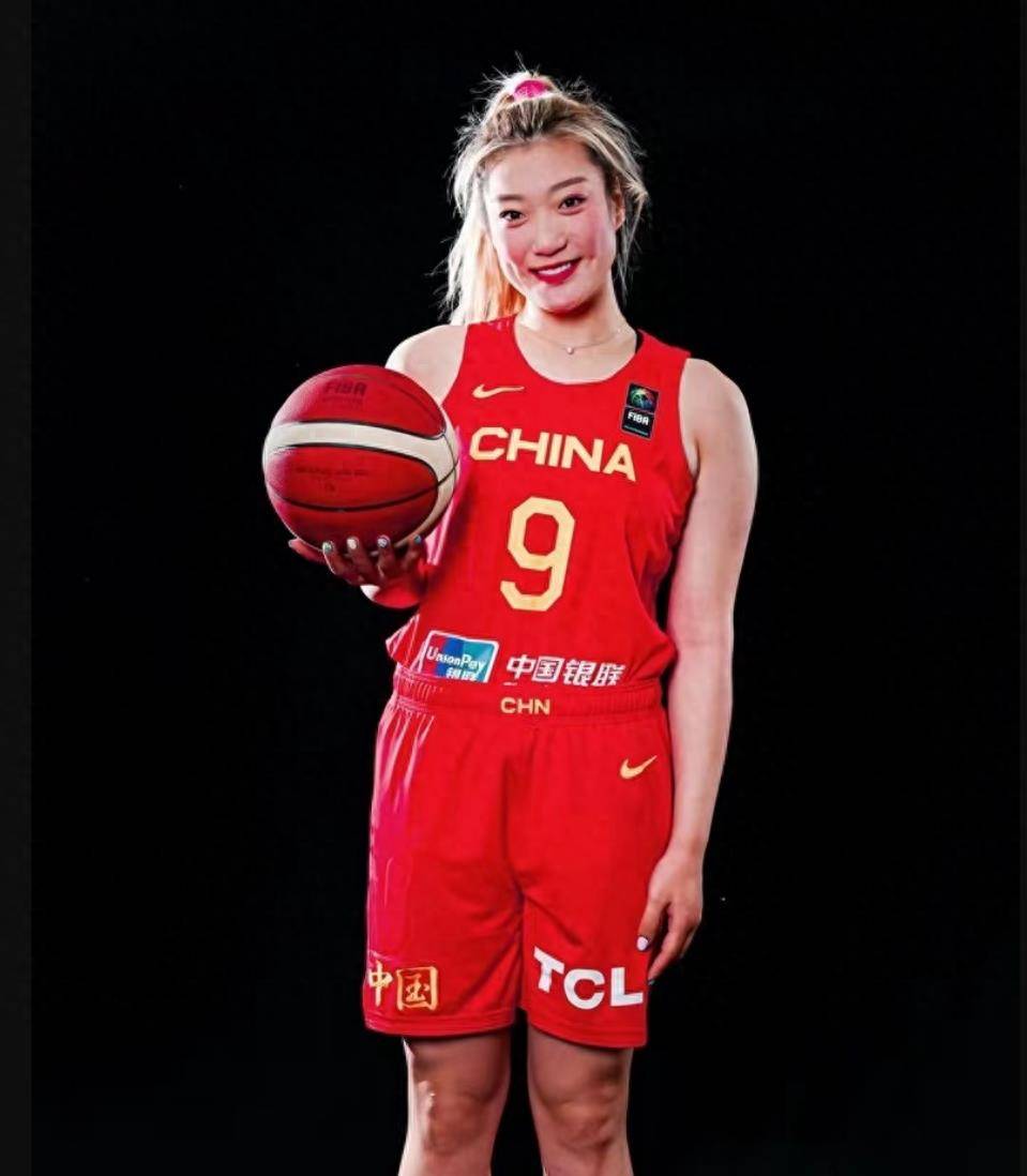 篮球运动员李梦简介图片