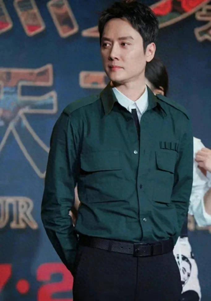 冯绍峰现身狄仁杰发布会_绿色_衣服_叔叔